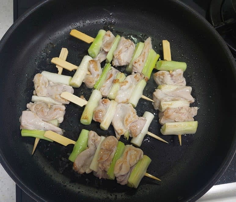 달군팬에 식용유를 넉넉히 두르고 닭꼬치를 올려 앞,뒤로 노릇하게 구워 주세요.
