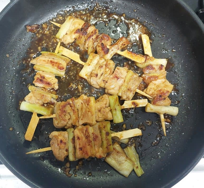 닭꼬치가 거의 익으면 다진마늘 1/2스푼,간장 2스푼
맛술 1스푼,설탕 1스푼,후추,물 2스푼을 섞어준 뒤 팬에 부어 닭꼬치에 조려 완성합니다.
