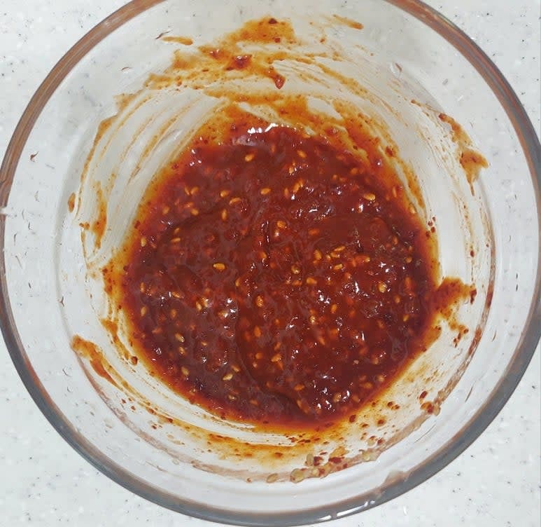 돌나물 무침 양념은 다진마늘 1/2스푼 , 고추장 2스푼 , 고춧가루 1스푼 , 간장 1스푼 , 설탕 1스푼 , 식초 2스푼 , 참기름 1/2스푼 , 통깨 1스푼을 넣어 섞어 주세요.