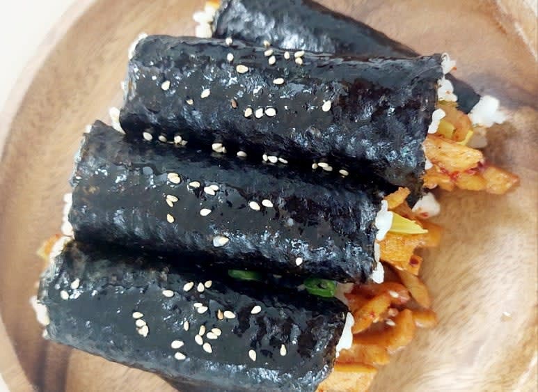 말아준 김밥에 참기름을 바르고 통깨를 뿌려 완성합니다.