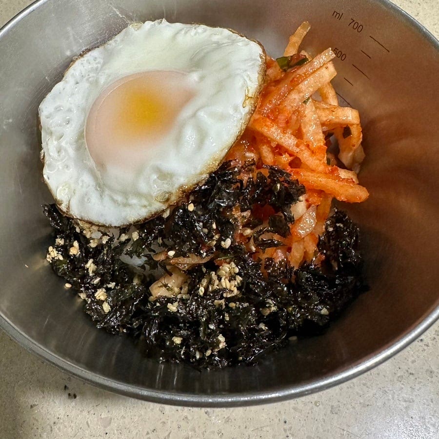 무생채, 달걀 후라이, 김가루, 참기름 약간넣어서 비비면 맛있는 비빔밥이 된답니다!!