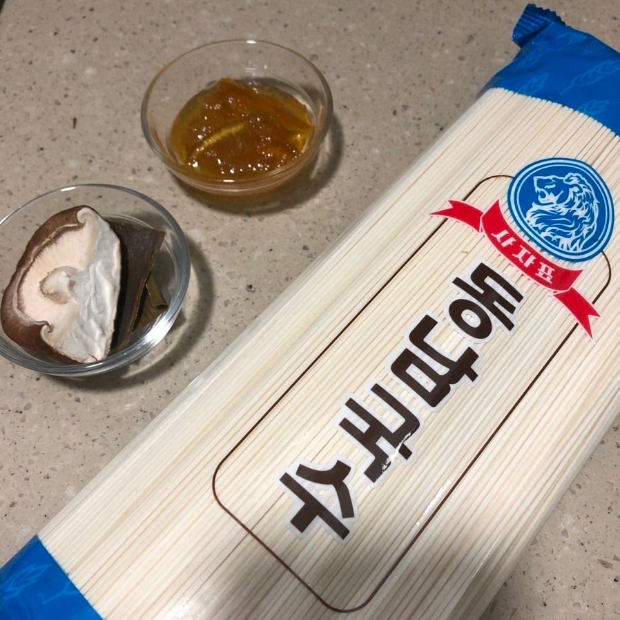 재료를 준비해주세요.
*다시마를 불에 살짝 구워서 준비해주세요.