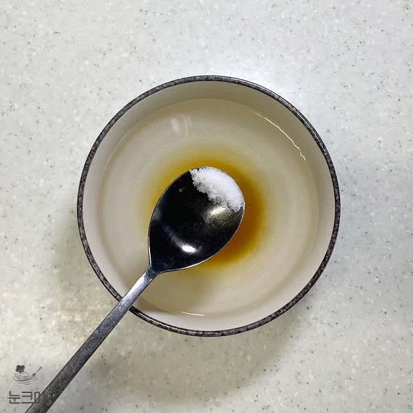 냉수 300ml와 식초 2큰술, 국간장 1/2큰술, 설탕 1큰술, 소금 1/4큰술을 넣고 잘 섞어 냉국 육수를 만들어 줍니다.