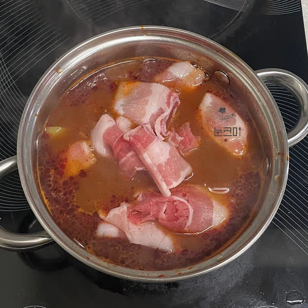 감자가 어느 정도 익고 나면 대패삼겹살을 넣어줍니다.
