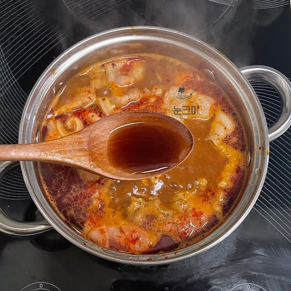 다진마늘, 국간장, 멸치액젓을 넣고 간을 맞춰줍니다.