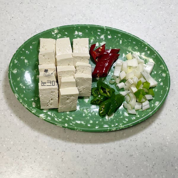 두부도 먹기 좋은 크기로 썰어주고 대파, 홍고추, 풋고추(청양고추)는 어슷 썰어줍니다.