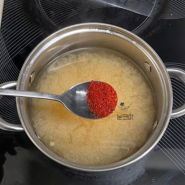 냄비에 멸치다시마육수를 부어준 뒤 된장을 체에 걸러 곱게 풀어준 뒤 다진마늘, 고춧가루, 국간장을 넣고 강불로 끓여줍니다.