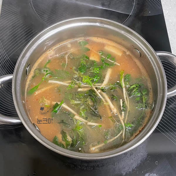 국물이 끓고 나면 중불로 줄이고 두부를 넣고 3~4분 정도 끓여주고 냉이를 넣어준 뒤 1~2분 정도 끓여줍니다.