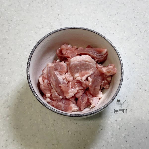 목살은 5분 정도 물에 담가둔 뒤 키친타올을 이용해 핏물을 제거해 줍니다.