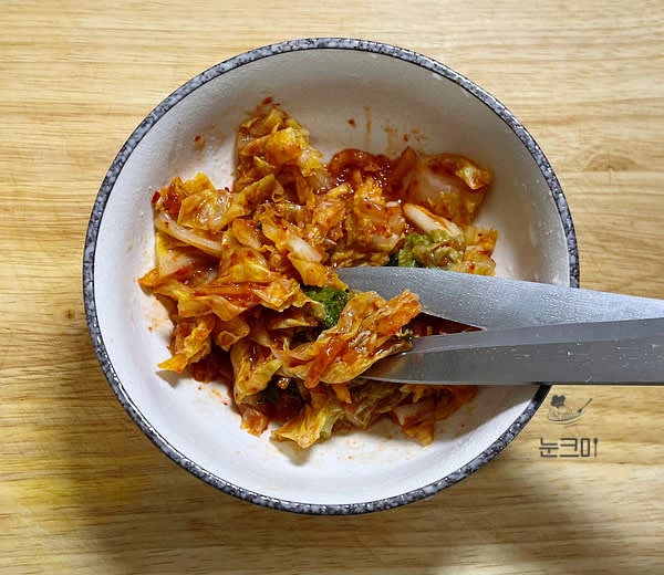 신김치는 먹기 좋은 크기로 잘라줍니다.