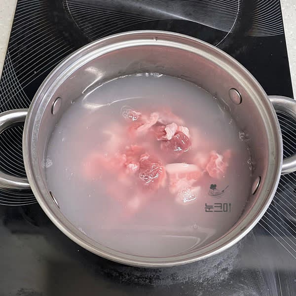 돼지고기를 넣고 쌀뜨물을 붓고 강불로 켜 준 뒤 육수가 끓기 시작하면 중약불로 줄이고 돼지고기의 지방이 국물에 녹아나도록 10~15분 정도 뭉근하게 끓여줍니다.