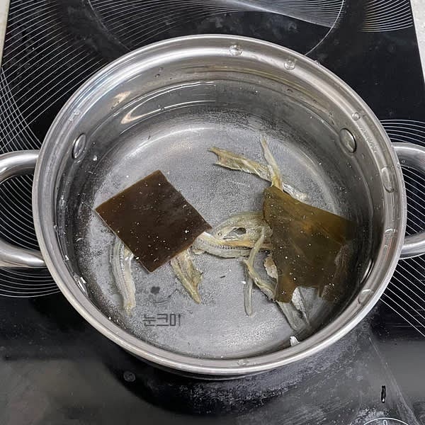 물이 끓고 나면 다시마를 먼저 건지고 멸치는 20분 정도 더 끓여 육수를 만들어 줍니다.