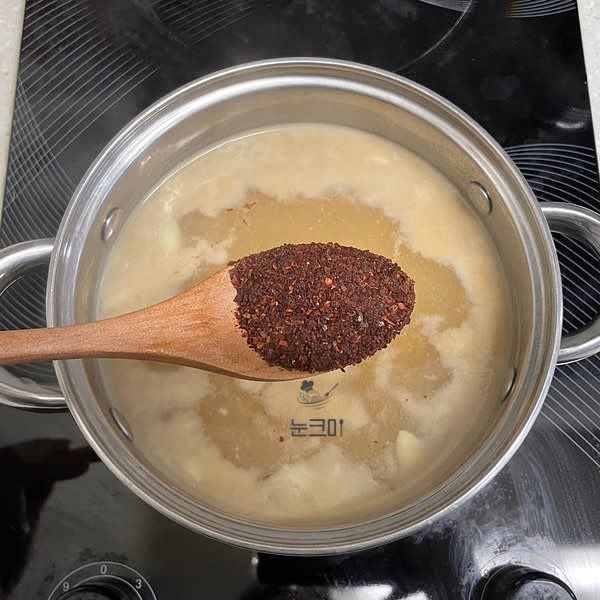 육수 600g을 부어준 뒤 된장을 풀어주고 다진마늘, 국간장, 고춧가루를 넣어 잘 섞어줍니다.