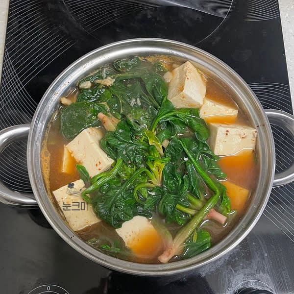 육수가 끓으면 시금치를 넣고 한번 끓어오르면 두부를 넣어줍니다.