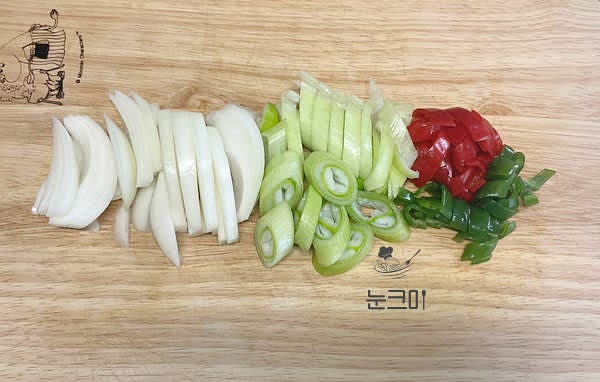 양파는 채 썰어주고 대파와 청고추, 홍고추는 어슷 썰어서 준비해줍니다