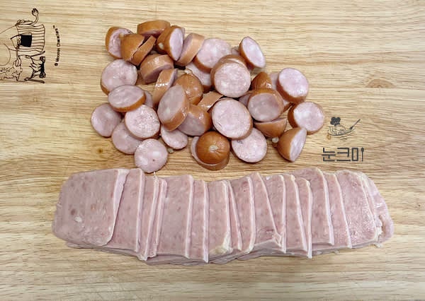 스팸은 얇게 슬라이스를 해주고 비엔나 소세지는 어슷썰어서 준비를 해줍니다.