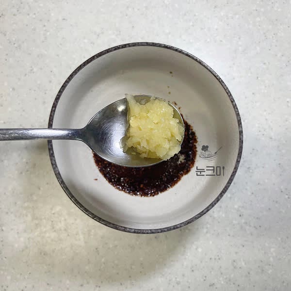 고추장, 고춧가루, 간장, 맛술, 설탕, 다진마늘, 후추를 넣고 잘 섞어 양념장을 만들어 줍니다.