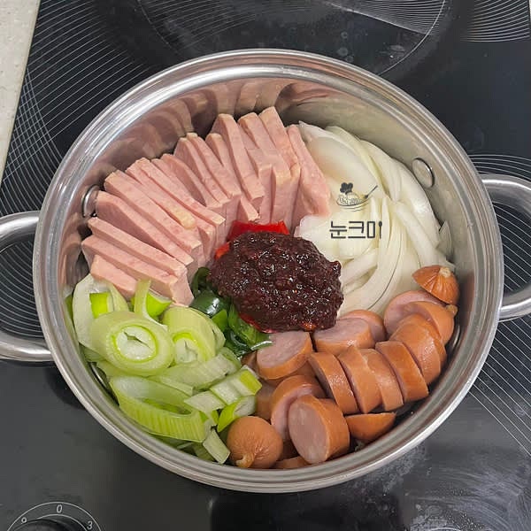 부대찌개 양념장을 한번에 다 넣지 않고 먼저 1큰술을 넣고
간을 본 뒤에 더 넣어줍니다.