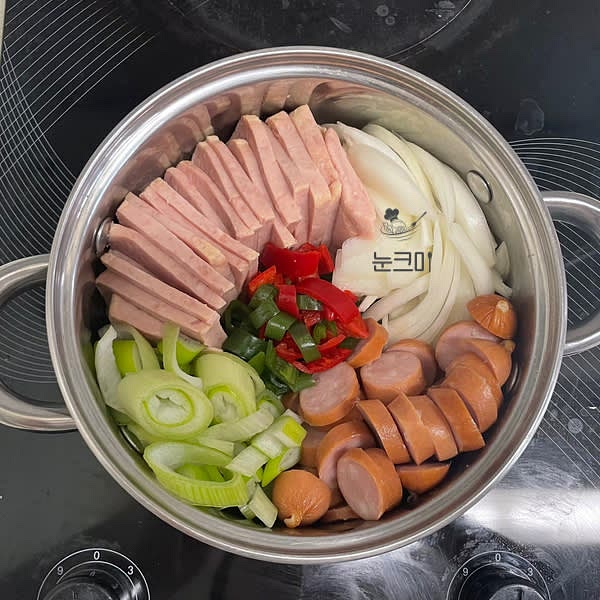 전골 냄비에 콩나물을 먼저 깔아주고 나머지 재료들을 냄비 끝 쪽으로 빙 둘러서 올려줍니다.