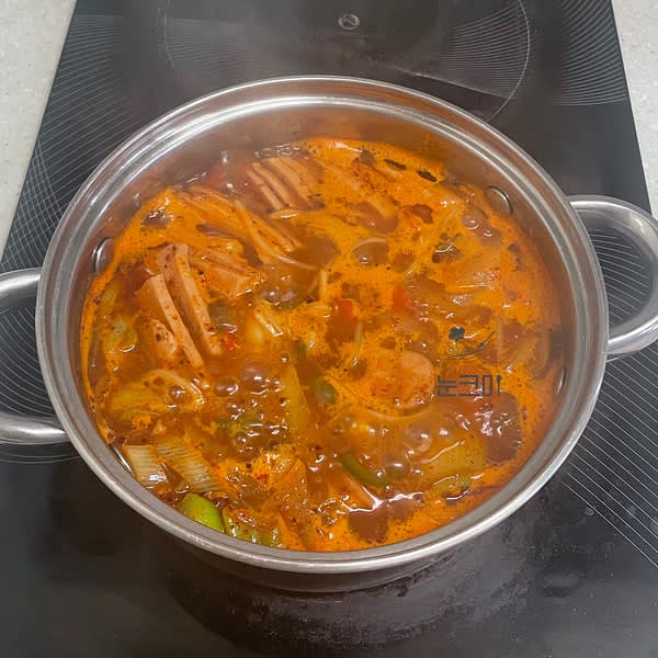 사골육수를 부어주고 살짝 끓어오르면 양념장을 살살 풀어준 뒤 국물에 햄과 채소의 맛이 우러나도록 10 ~ 15분 정도 바글바글 끓여줍니다.
