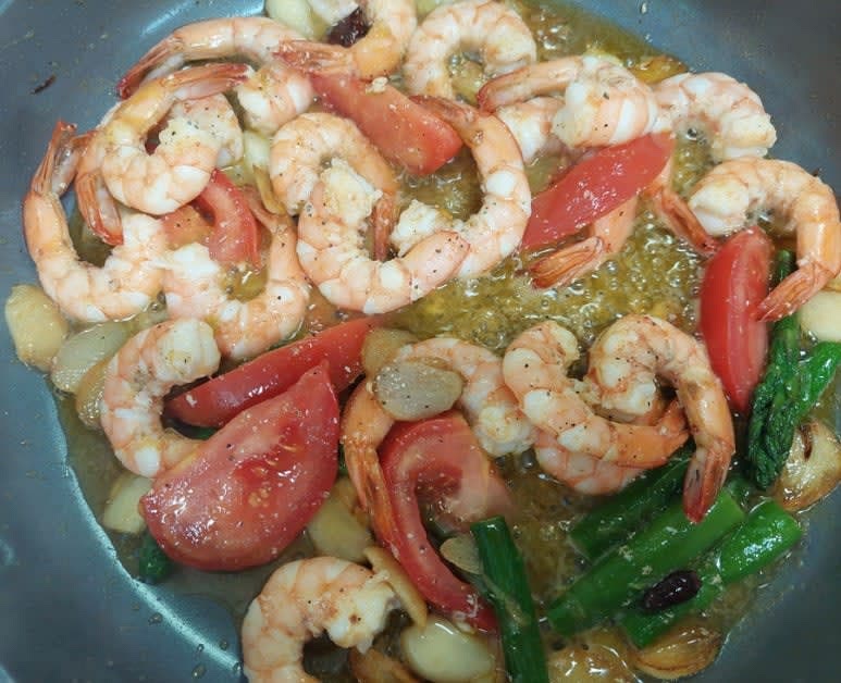 새우가 붉게 익으면 아스파라거스와 토마토를 볶다 치킨스톡 50g 넣은 뒤 부족한 간은 허브솔트로 맞춰 완성합니다.