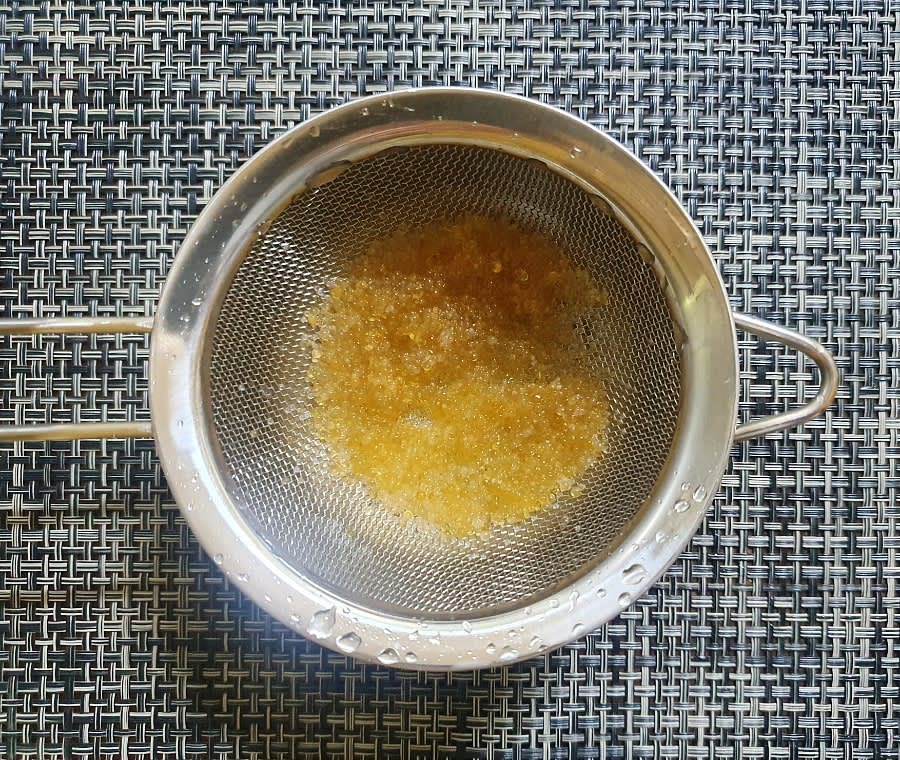 날치알이 적당히 녹으면 체에 받쳐서 차가운 물로 씻어주세요. 물로 씻으면 얼어있던 날치알도 금방 해동이 되요. 물로 먼저 씻은 다음에 맛술에 잠깐 담가놔도 좋아요.