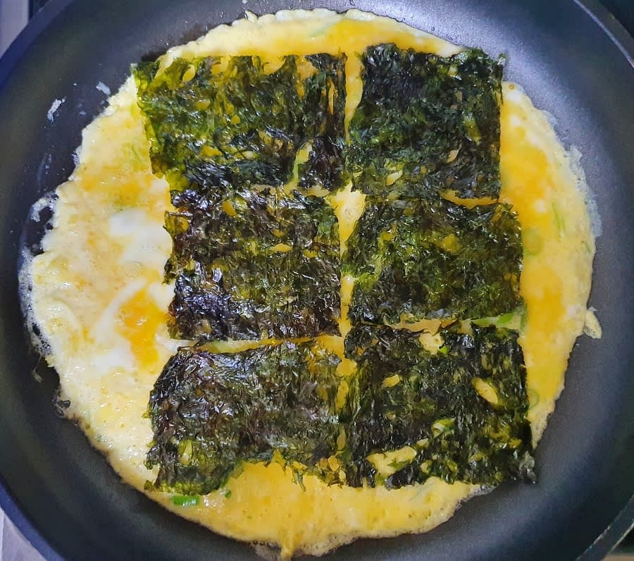 오늘 만들 계란말이에 넣어줄 김을 준비해주세요. 저는 집에 썰어둔 곱창김을 가지고 만들었는데요. 일반 조미김이나 김밥김을 활용해도 좋아요. 자른 김 6장을 올려주세요. 자르지 않은 김이라면 크게 한장 올려주면 됩니다.