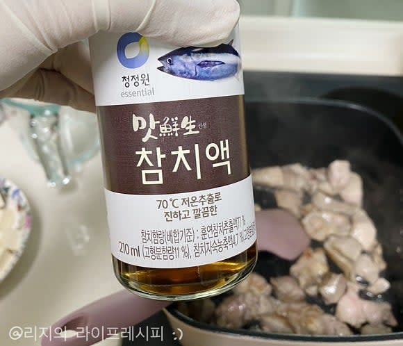 예열된 팬에 식용유를 두르고 돼지고기를 강불에 빠르게 볶다가, 겉면이 익으면 액젓을 넣고 약불로 해서 볶아주세요