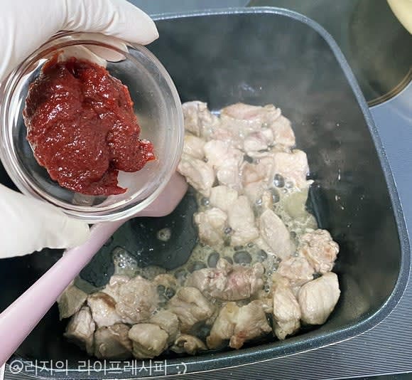 고추장을 넣고 수분기가 없을때까지 볶다가, 물을 200ml 정도만 넣고 간이 잘 베이게 졸여주고, 수분기가 많이 졸아들면 고춧가루도 넣고 볶아주세요