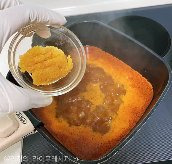 남은 물도 넣고 강불로 다시 끓이다가 양념재료를 넣어 5분정도 더 끓여주세요