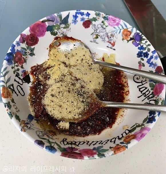 꽁치무조림 양념재료를 넣어 먼저 만들어주세요