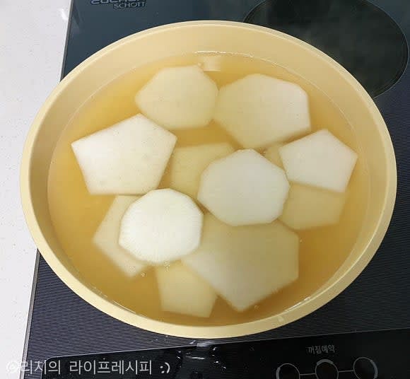 멸치육수를 내면서 재료들을 썰어 준비해주시고, 넓게 자른 무를 육수에 넣고 5분정도 끓여주세요