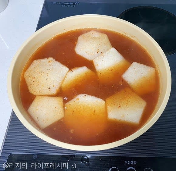 무가 익어가면 양념을 넣고 잘 풀어주세요
