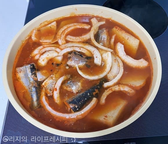 꽁치와 통조림 국물 1/2캔정도 더 넣고 양파도 넣어 중강불에서 끓여주다가, 대파와 청양고추도 넣어서 국물이 졸아들때까지 중불에서 졸여주세요
