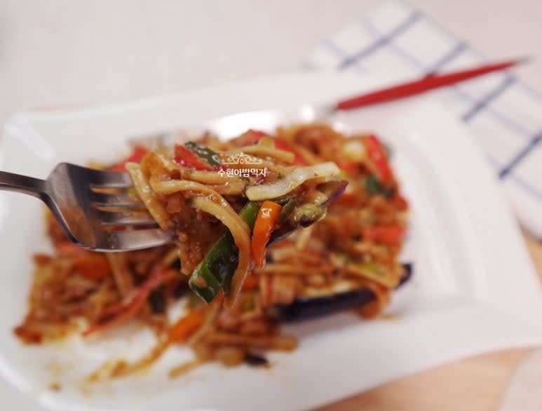 접시에 가지를 올리고 덮밥 소스 올려서 맛있게 먹는다.