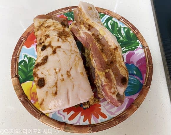 통삼겹살을 적당한 크기로 자르고, 다진마늘과 된장을 적당량 발라주세요
