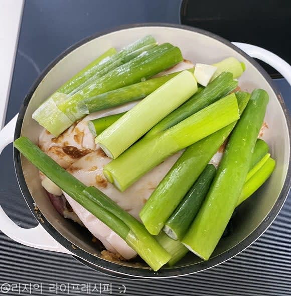 양파를 맨 밑에 깔고 돼지고기를 올리고 대파로 덮고 통마늘도 넣고 월계수잎도 3장 넣어주세요