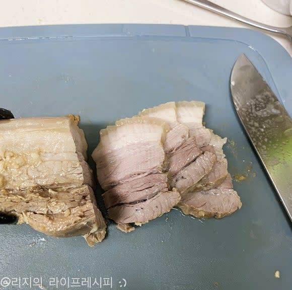 40분이 지나고 뚜껑을 열면 푹 익은 돼지고기 수육이 완성됩니다