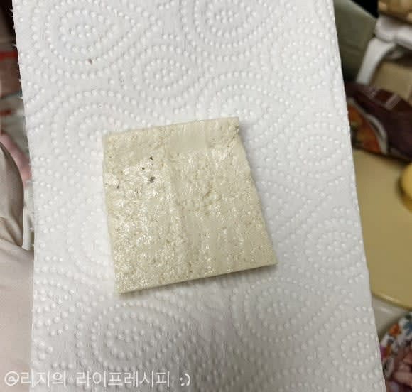 두부 1모를 적당한 크기로 잘라준 뒤, 키친타올로 두드려 물기를 빼주세요