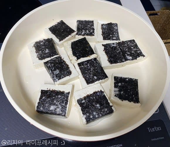 두부에 전분가루를 살살 뿌려준 뒤, 예열된 팬에 식용유를 둘러주고 두부를 먼저 한번 구워주세요