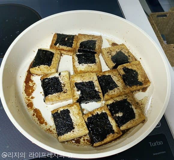 두부가 어느정도 구워지면 간장 양념장을 부어 두부에 졸여주세요