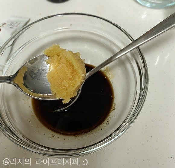 조림 양념을 미리 만들어주고, 새송이버섯은 약 3~4등분 하여 격자무늬로 칼집을 위아래 내주세요