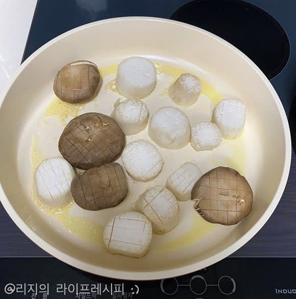 예열된 팬에 버터를 녹이고, 칼집낸 새송이버섯을 올려서 앞뒤로 노릇하게 잘 구워주세요