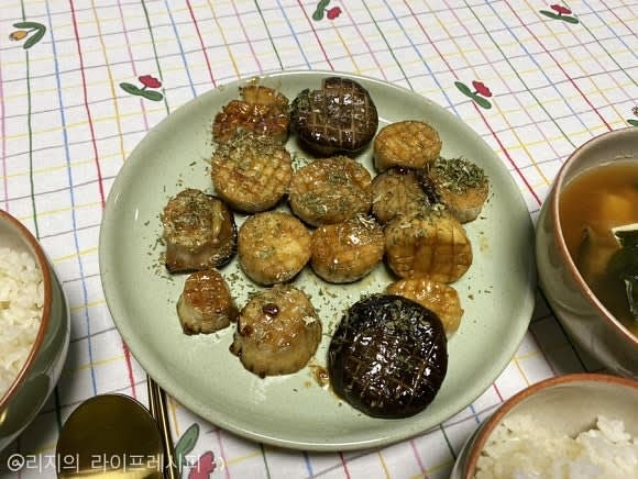 새송이버섯이 노릇하게 구워지면, 미리만들어둔 양념장을 부어주면서 새송이버섯을 졸여주세요