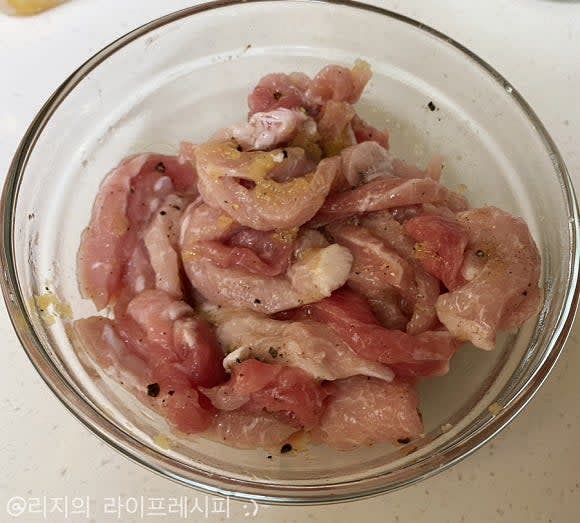 돼지고기에 양념재료들을 넣고 조물조물 밑간해주세요