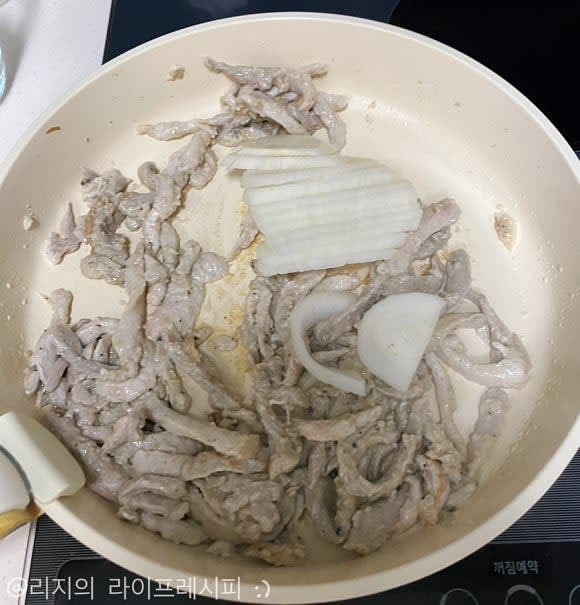 예열된 팬에 식용유를 넣고 돼지고기를 볶다가, 돼지고기가 하얗게 익으면 양파도 넣고 같이 3분정도 볶아주세요