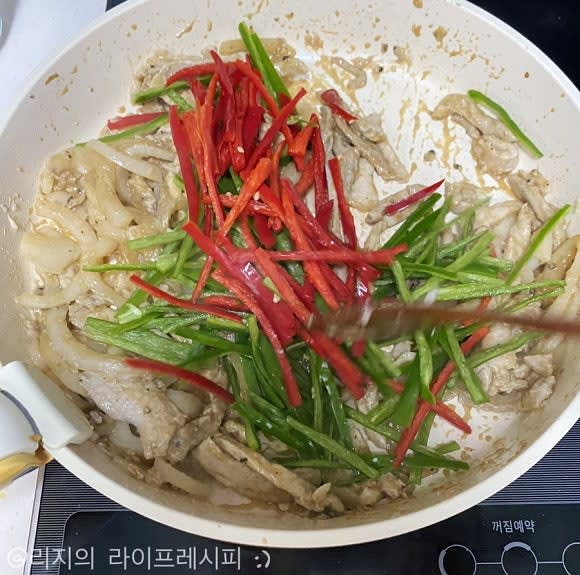 양념재료와 홍고추, 청고추를 넣고 센불에서 빠르게 볶다가, 참기름도 넣어 휘리릭 빠르게 볶아주세요