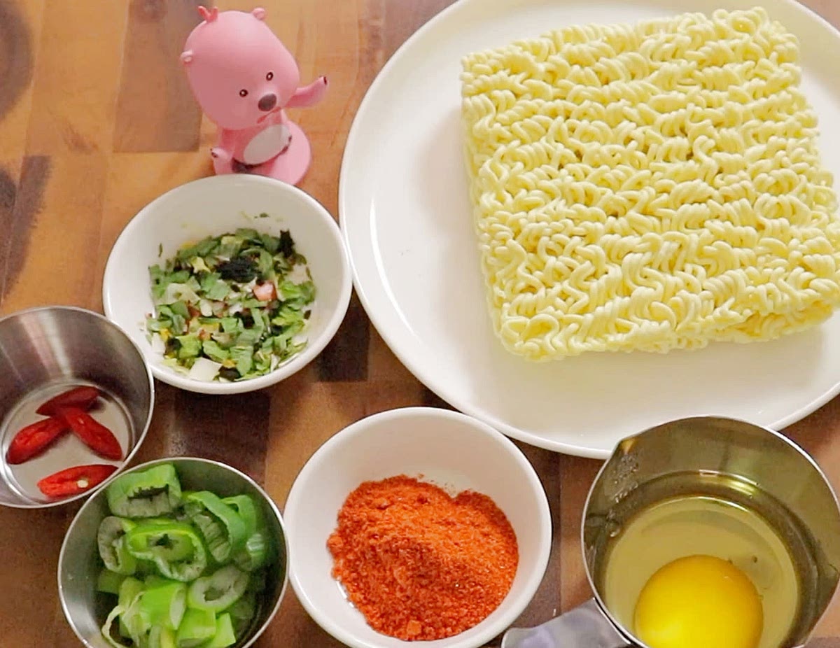 대파와 홍고추를 썰어서 준비해요.