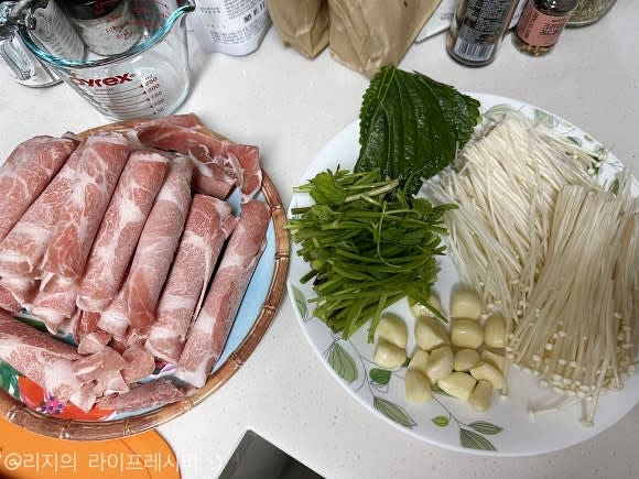 얇게 썬 돼지고기와 같이 먹을 채소들을 깨끗하게 씻고 적당한 크기로 잘라주세요