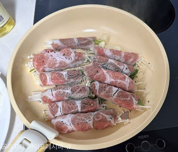 예열된 팬에 기름을 두르고 돼지고기말이 밑부분을 아래로 놓고 구워주세요